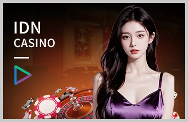 Bàn chơi poker với các quân bài và chip